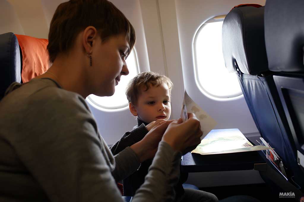 cómo entretener a los niños en el avión